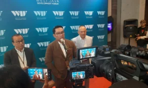 Lanjutkan Karir Politik di DKI Jakarta, Ridwan Kamil Dapat Restu dari sang Ibu Dok. Gubernur Jabar, Ridwan Kamil (tengah). Senin (31/7). Foto. Sandi Nugraha.