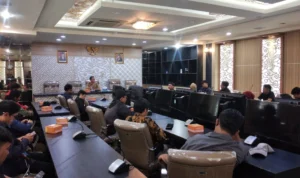 ZONK: Sejumlah pedagang Pasar Banjaran saat menyampaikan keluh kesah di ruang Pansus DPRD Jabar, Senin (31/7).