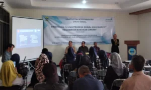 DISKUSI: Ketua Komisi A DPRD Kota Bandung, Rizal Khairul (depan dua dari kanan) saat berdialog dengan warga di Kecamatan Babakan Ciparay, Senin (31/7) perihal Kebun Binatang Bandung.