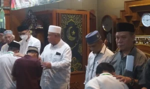 Ketua Umum Yayasan Assalaam Bandung, Habib Syarief Muhammad Al Aydrus saat memberikan santunan kepada ratusan anak Yatim, Jumat 28 Juli 2023.