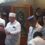 Ketua Umum Yayasan Assalaam Bandung, Habib Syarief Muhammad Al Aydrus saat memberikan santunan kepada ratusan anak Yatim, Jumat 28 Juli 2023.