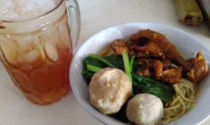 Bahaya minum es teh setelah makan bakso