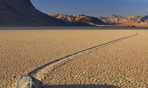 Fenomena Batu Berjalan di Death Valley Terpecahkan, Begini Faktanya Menurut Peneliti Penelit ungkap fenomena batu berjalan, beigni faktanya