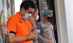 Bobby Joseph Ditangkap Polisi karena Terbukti Menggunakan dan Memiliki Tembakau Sintetis Bobby joseph kembali ditangkap polisi karena diduga memiliki tembakau sintetis