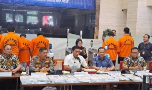 Pimpinan Komisi III DPR, Adies Kader mengapresiasi kinerja Bareskrim Polri yang telah membongkar jaringan mafia internasional IMEI ilegal di CEIR. PMJ News/Fajar.