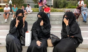 Razia Besar-besaran di Iran: Polisi Moral Tangkap Perempuan yang Menolak Menggunakan Hijab