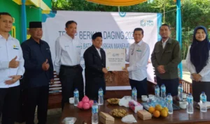 YBM PLN UIT JBT Tebar Daging di Pesantren Alkasyaf