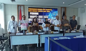 BNNP Jabar Selamatkan 37 Ribu Warga dari Bahaya Narkoba BNNP Jabar dan Jajaran BNNK se-Jabar telah melaksanakan giat pengungkapan perkara peredaran gelap narkotika.