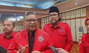 Sekjen PDI Perjuangan, Hasto Kristiyanto, didampingi Ketua DPD PDI-Perjuangan Jabar Ono Surono, saat rakoor partai untuk pemenangan Ganjar Pranowo.
