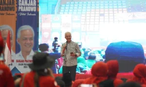 Ono Surono Dampingi Ganjar Pranowo Blusukan ke Pasar hingga Rapat Konsolidasi Antar Partai Ganjar Pranowo melakukan orasi saat rapat konsolidasi antar partai di Kabupaten Bogor, Sabtu 22 Juli 2023.