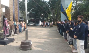 Rektor ISBI Bandung Dr Retno Dwimarwati saat melepas mahasiswa ISBI KKN, Senin 24 Juli 2023.