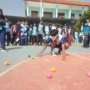 Salah seorang siswa dengan mata tertutup tampak mengambil bola kecil melalui permainan yang disediakan panitia MPLS SMAN 1 Katapang, Jumat 21 Juli 2023.