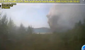 Waspada! Gunung Anak Krakatau Kembali Erupsi, Abu Vulkanik Membumbung Tinggi hingga 2.000 Meter