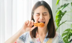Menelan Rambut Saat Makan Apakah Berbahaya? Simak di Sini!