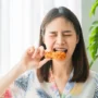 Menelan Rambut Saat Makan Apakah Berbahaya? Simak di Sini!