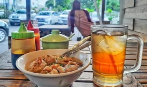 Benarkah Berbahaya Minum Es Teh Setelah Makan Bakso? Ini Penjelasannya minum es teh setelah makan bakso