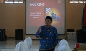 Bentuk Karakter Siswa Melalui Salat Duha 12 Rakaat Setiap Hari! MPLS SMAN 15 Bandung Diikuti 362 Peserta Kepala SMAN 15 Bandung Dr Toto Suharya S Pd, M Pd saat memberikan motivasi kepada para siswa melalui MPLS SMAN 15 Bandung.