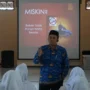 Kepala SMAN 15 Bandung Dr Toto Suharya S Pd, M Pd saat memberikan motivasi kepada para siswa melalui MPLS SMAN 15 Bandung.
