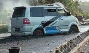 Viral Mobil Lewat Jalan Cor Basah, Berakhir Terjebak dan Dicuekin Warga