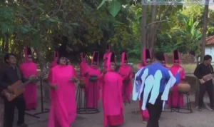 Girlband Emak-Emak Pakai Outfit Unik Viral di Medsos, Lagunya Lucu Banget Loh!