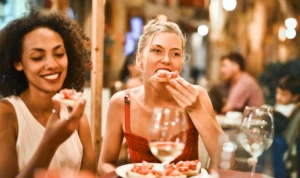 ILUSTRASI Ide Seru untuk Cara Merayakan Girlfriend Day Bareng Sahabat/ Pexels/ Adrienn