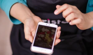 ILUSTRASI Kasus Mafia IMEI Ilegal, Ini Ciri HP yang Terblokir Gegara IMEI Ilegal/ Pexels/ Antony Trivet