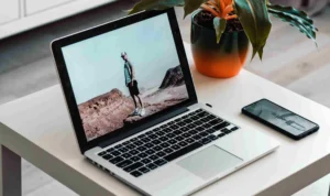 Ilustrasi Laptop di atas Meja/Foto: Pexels (Gantas Vaičiulėnas)