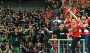 suporter Persebaya dikawal oleh suporter Persija, The Jakmania ke Stadion Utama GBK