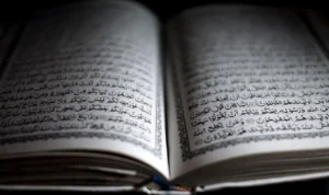 Tak Bermoral! Pria Asal Irak Lakukan Aksi Injak Al-Quran di Swedia Ilustrasi Aksi Injak Al-Quran di Swedia/Foto: Pixabay (ChanFactory)