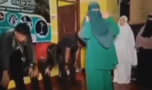 VIRAL Video Wanita Memimpin Sholat Para Laki-Laki, Begini Penjelasannya