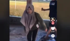 Video Viral Sekelompok ABG Diduga Pesta Miras di Area Persawahan