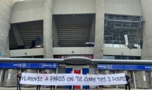 fans PSG ancam Vlahovic