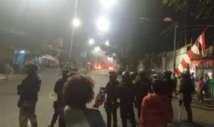 Senin (14/8/2023) malam, kawasan Dago Elos, Bandung, Jawa Barat menjadi saksi terjadinya kerusuhan antara warga dan aparat kepolisian.