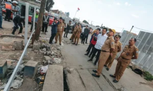 CEK LOKASI: Plh Wali Kota Bandung Ema Sumarna saat meninjau progres proyek Fly Over Ciroyom, Selasa 22 Agustus 2023. (HUMAS PEMKOT BANDUNG)