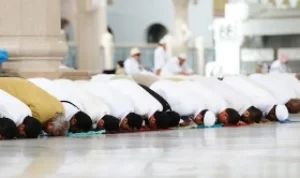 Pentingnya Shalat Berjamaah di Masjid, Laki-laki Wajib Tahu Jangan Sampai Menyesal Nantinya Ilustrasi shalat berjamaah di masjid yang ternyata memiliki manfaat secara sosial,. (freepik)