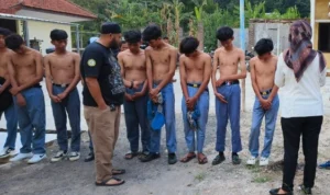 Beberapa pelajar yang diamankan karena kedapatan pesta miras di Kandang Sapi di Majalengka. (Baehaqi-Radarmajalengka.com)