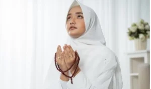 Lirik Sholawat Alqolbu Mutayyam, Tentang Kerindungan yang Dalam Ilustrasi membacakan lirik Sholawat 'Alqalbu Mutayam' yang berisi pujian dan doa-doa kepada Allah dan Rosulullah.