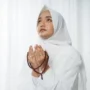 Ilustrasi membacakan lirik Sholawat 'Alqalbu Mutayam' yang berisi pujian dan doa-doa kepada Allah dan Rosulullah.