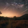 Ilustrasi terjadinya hujan meteor perseid 2023 hari ini, (freepik)
