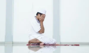 Ilustrasi kesalahan dalam sholat, salah satunya mengusap wajah setelah salam. (freepik)