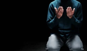 Ilustrasi membaca doa agar terhindar dari adzab kubur. (pixabay)