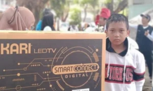 Protes, Pemenang Hadiah Umroh Jalan Sehat Anak Rakyat di Makasar Diganti TV dan Dispenser Pemenang hadiah umroh Jalan Sehat Anak Rakyat di Makasar yang siganti dengan TV serta dispenser. (ist)