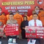 Konferensi pers yang digelar Satnarkoba Polres Sumedang terkait pengungkapan aksus narkoba di Mako Polres Sumedang, Senin (14/8). (dok Polres Sumedang)