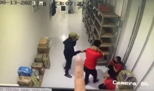 Todong Karyawan Minimarket Pakai Pistol, Perampok di Bekasi Berhasil Gasak Puluhan Juta Rupiah Tangkapan layar video viral karyawan minimarket ditodong pistol di Bekasi.