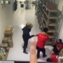 Tangkapan layar video viral karyawan minimarket ditodong pistol di Bekasi.