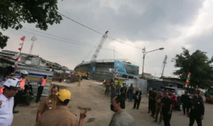 Pemkot Bandung dan Balai Teknik Perkeretaapian Kelas I Wilayah Jawa Barat saat melakukan peninjauan pembangunan fly over dan JPO di Ciroyom, Selasa 23 Agustus 2023.