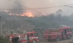 Pemadaman api di TPA Sarimukti oleh armada pemadam kebakaran.