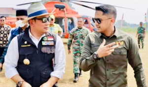 Ridwan Kamil dan Hengky Kurniawan saat meninjau kebakaran TPA Sarimukti di KBB beberapa waktu lalu.