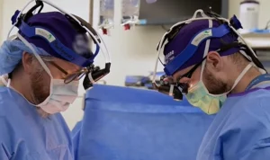 Dr. Montgomery yang memimpin operasi transplantasi ginjal babi ke manusia. (facebook NYU Langone Health)