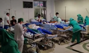 Kondisi puluhan mahasiswa yang alami keracunan saat dirawat disalah satu rumah sakit (tangkapan layar Youtube)